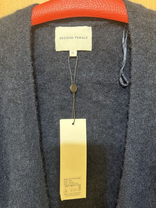 Нова жилетка.SECOND FEMALE. 34% Kid mohair, 34%вълна.Размер S/ XS.