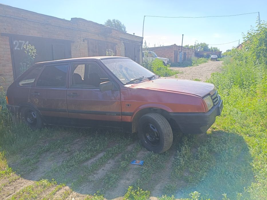 Машина ВАЗ 2109.