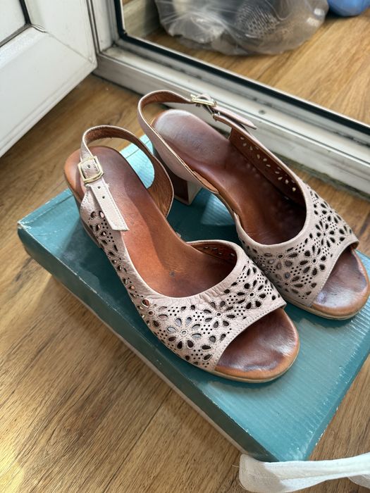 Продам босоножки