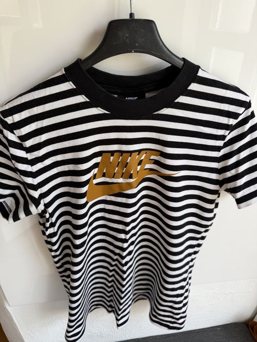 Tricou in dungi Nike