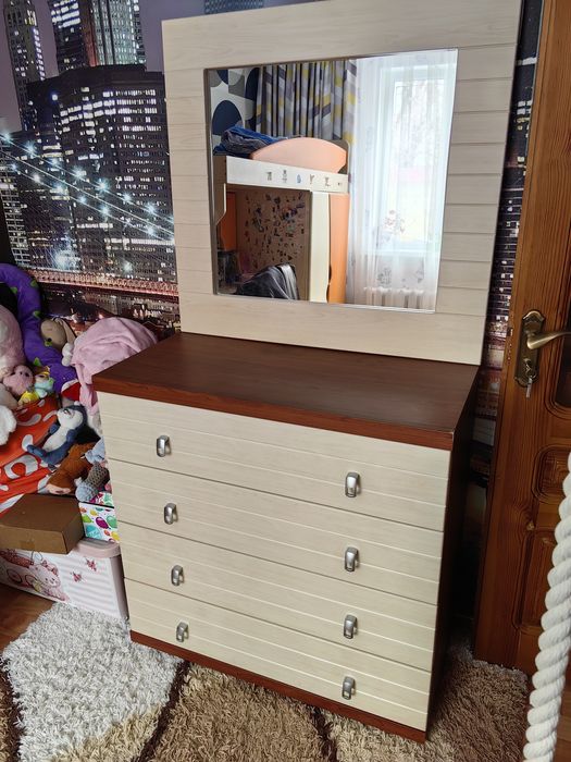 Комод, зеркало, две тумбочки