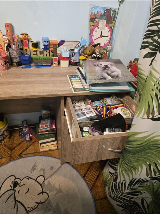 Birou pentru copii din lemn de culoare sonoma, cu dimensiuni de 110x46