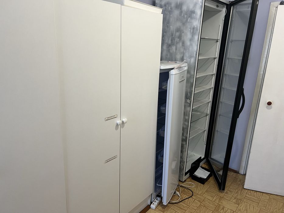 Продам шкафы и полки из аптеки