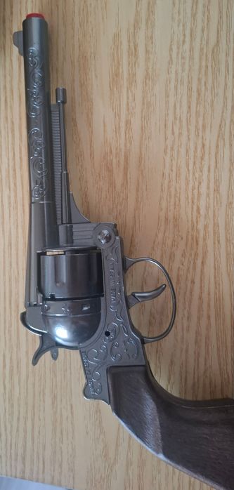 Revolver cu capse + capse cadou.