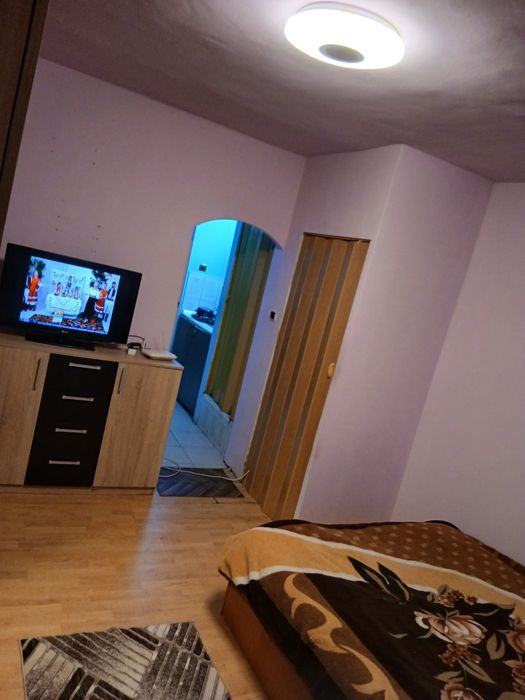 vând garsonieră situată în Arad, pe Strada Ursului, compusă din cameră