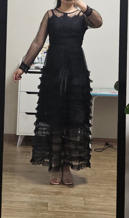 Платья чёрное и голубое