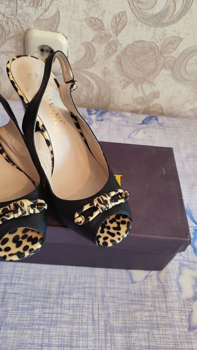 Босоножки на каблуке