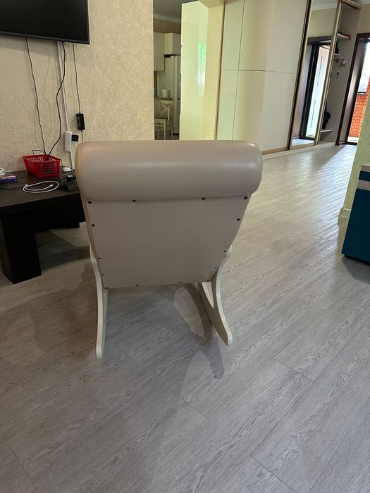 Кресло качалка дерево  кожа