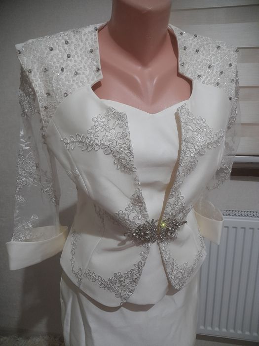 Красивая нарядная тройка