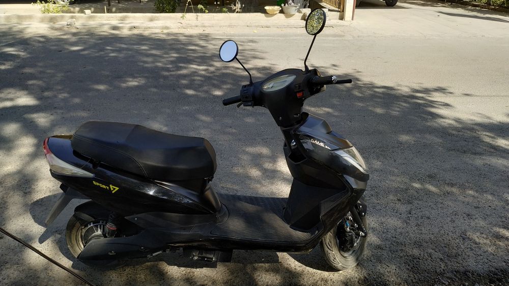 Электроскутер сотилади