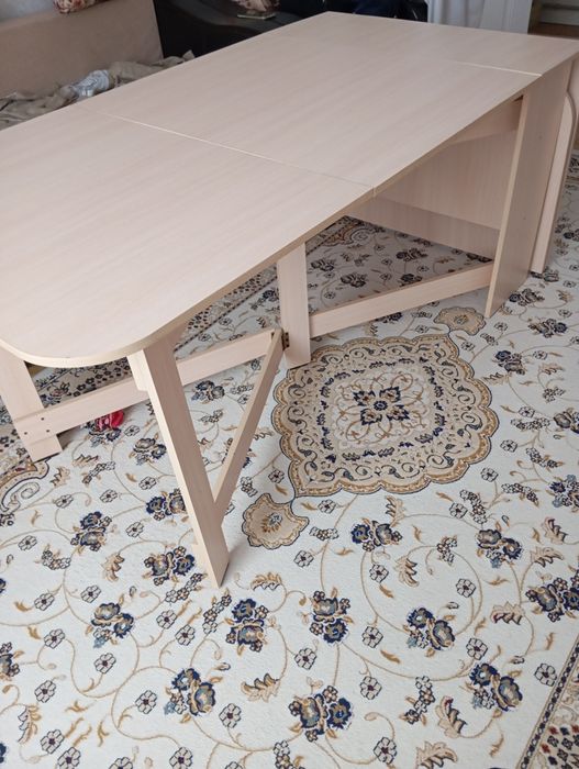 Продам стол книжку.