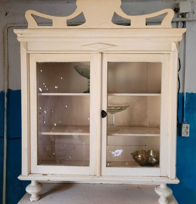 Продаю белый б/у старинный буфет