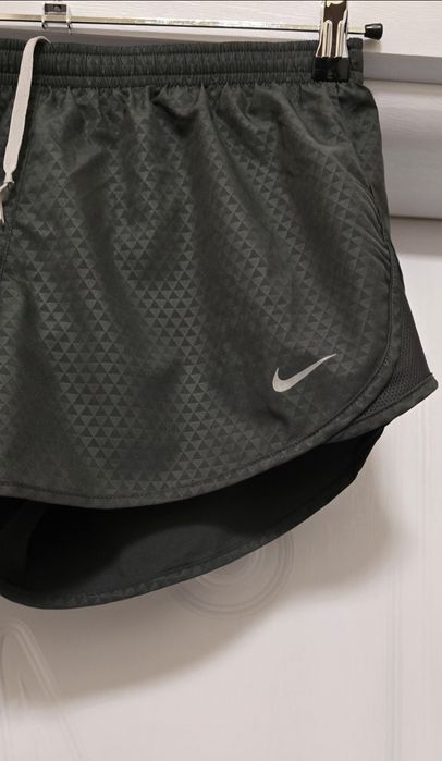 Дамски оригинални къси панталони.  Като нови.  Nike Modern Tempo Embossed