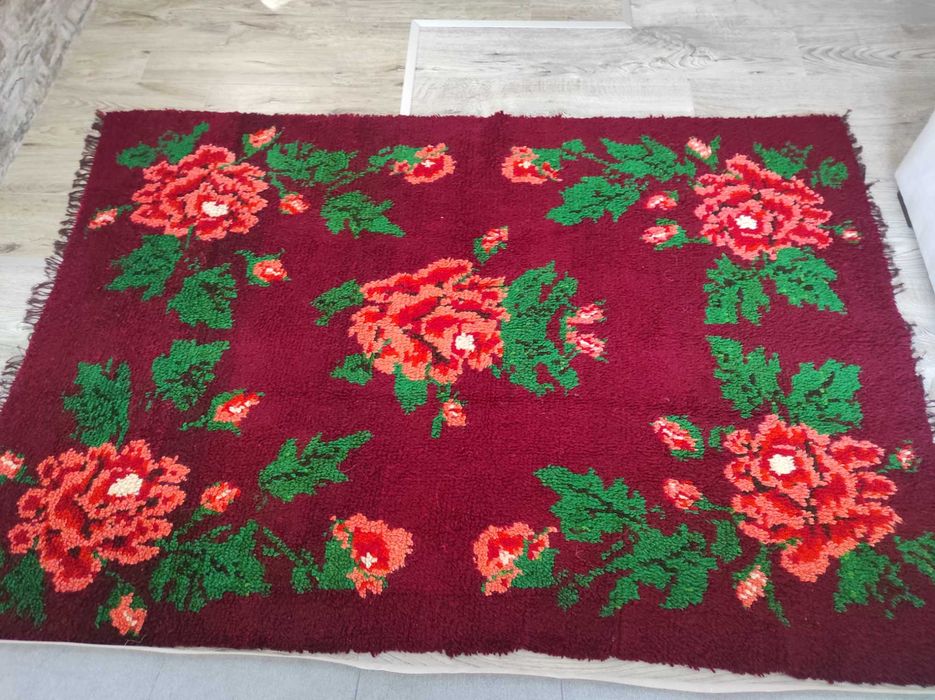 Автентичен ръчно тъкан вълнен килим 200x150 см – бордо с едри рози
