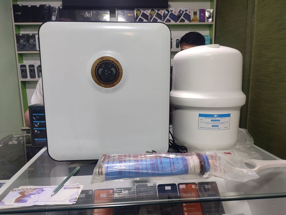 Domashniy suv filtr aparati ishlatilmagan yangi ustanovkasi ichida