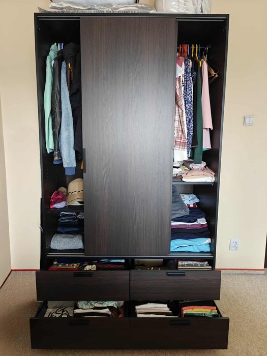 Dulap cu 2 uși glisante și 4 sertare + Comodă cu 3 sertare