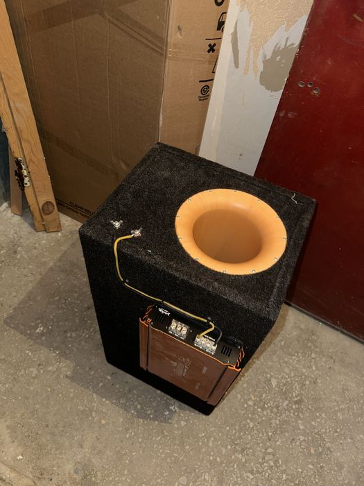 Сабвуфер в автомобиль.