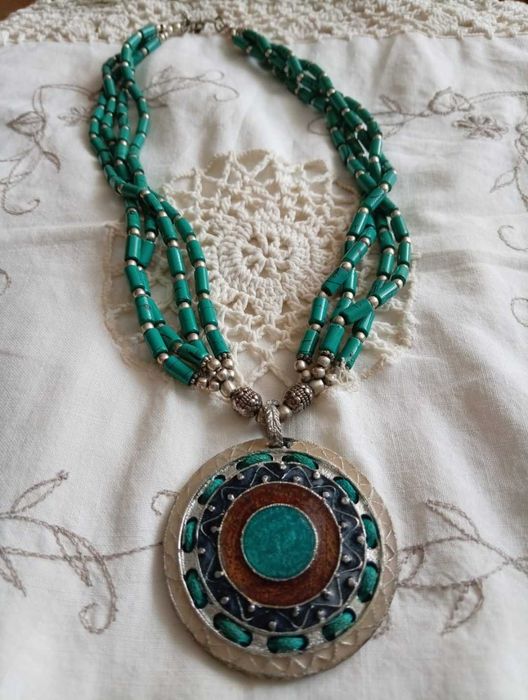 Продам броши и бусы.