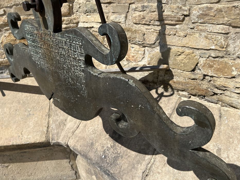 executam toace metalice (tochite), in orice configuratie, dimensiune, grosime, din metale speciale, care asigura o rezonanta si calitate a sunetului