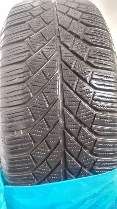 Четири броя зимни гуми Континентал 215/60/16