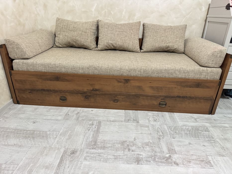 Canapea extensibila din lemn masiv de nuc, cu ladă depozitare