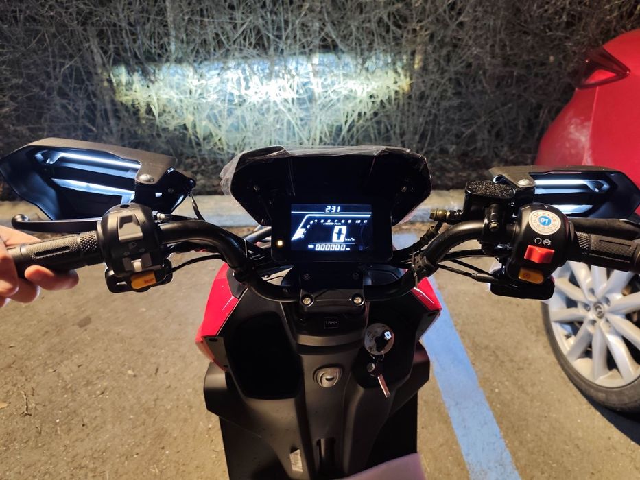 Vând scuter NOU, 50 cc, se conduce cu AM sau B