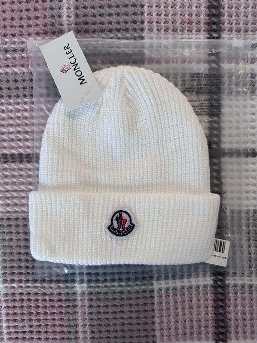 Caciulă Moncler alba