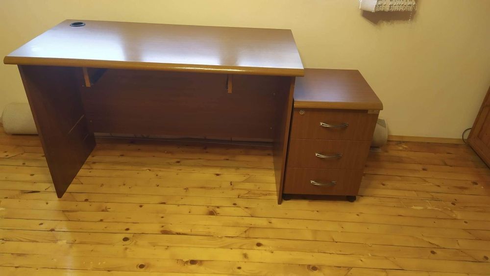 Много запазено бюро