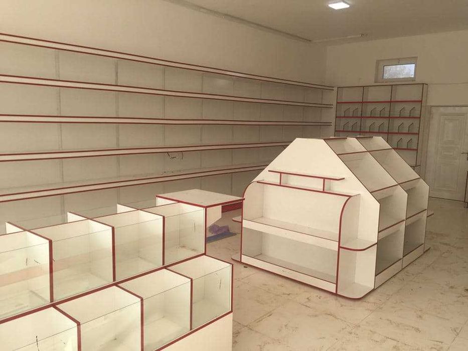 стеллаже полки  и ретсепшен