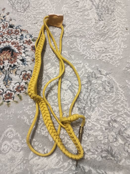 Аксельбант золотистого цвета