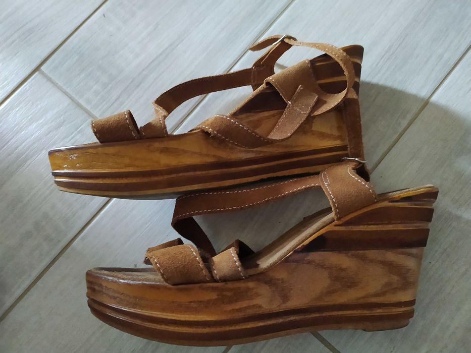 37н Сандали на платформа от естествена кожа