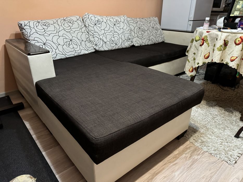 Разтегателен голям диван