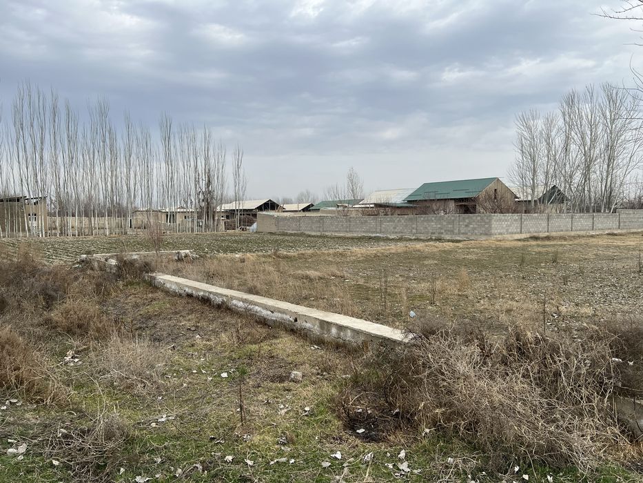 yer uchatkasi maydoni 12 sotix uy joy sotiladi