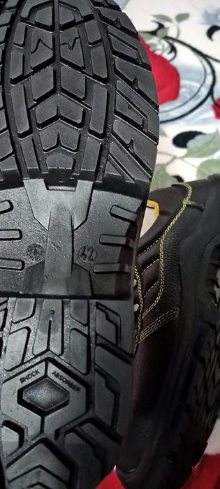 Vand bocancii de uzină stil gheata nr 42 preț 100 ron