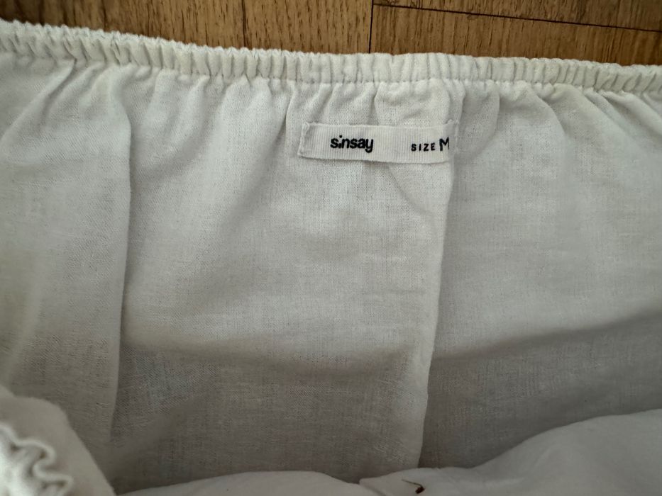 Pantaloni scurți denim și bluză umeri goi in