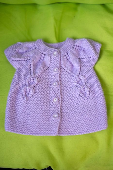 Ръчно плетени детски дрешки.