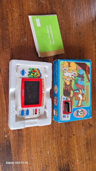 Винтидж  бебешка люлка с декоративен дизайн от ковано желязо от средат