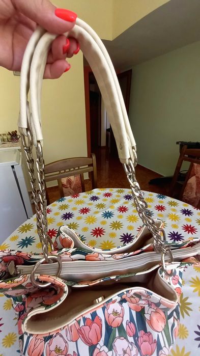 Свежа чанта на лалета