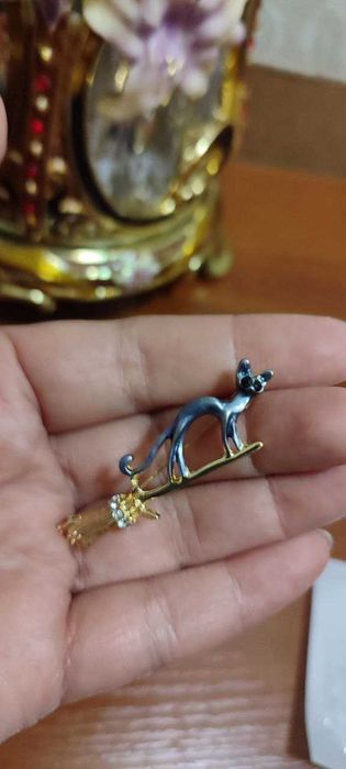 прикольная брошка.