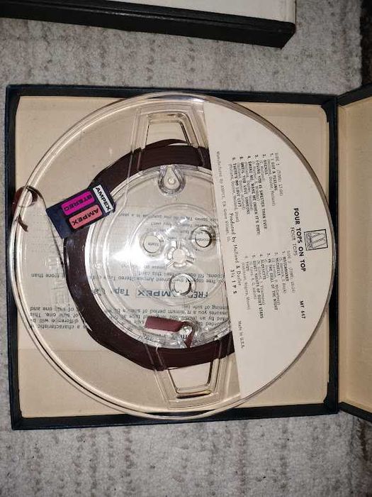 Vand banda magnetofon,doua benzi originale inregistrate