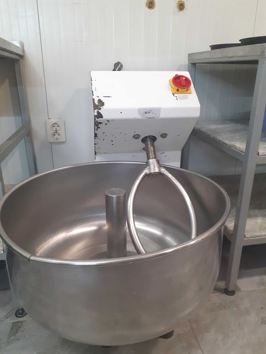 Вилична тестомесачка