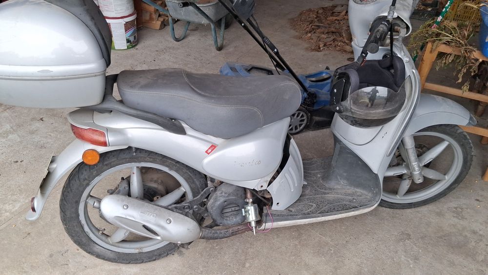 Scuter aprilia scarabeo
