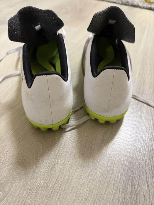 Футболни обувки (стоножки) 42, но отговарят на 41