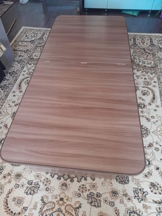 Стол на поный для гостоей