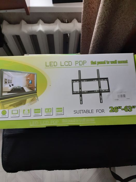 Кронштейн для крепления телевизора на стену не регулируемый.