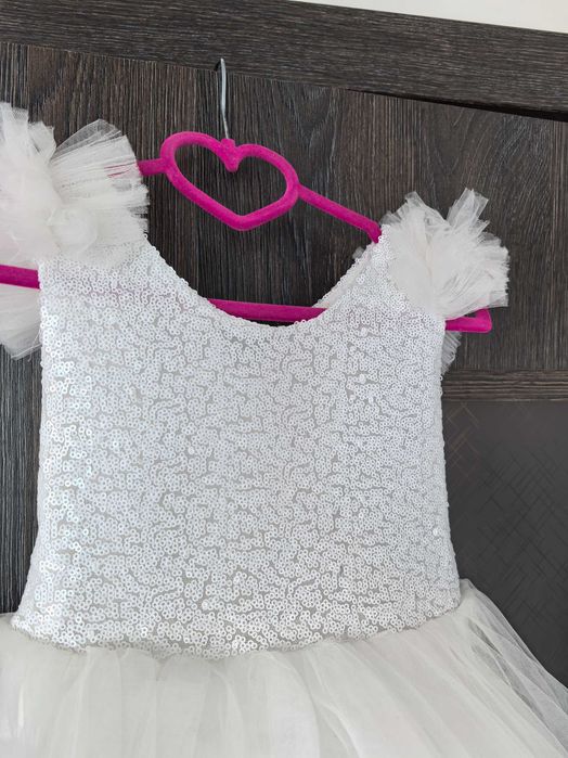 Детска официална рокля в бяло от пайети и тюл на пластове