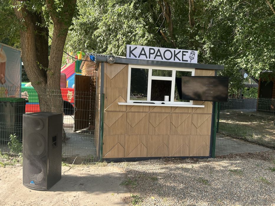 Уличные караоке будка