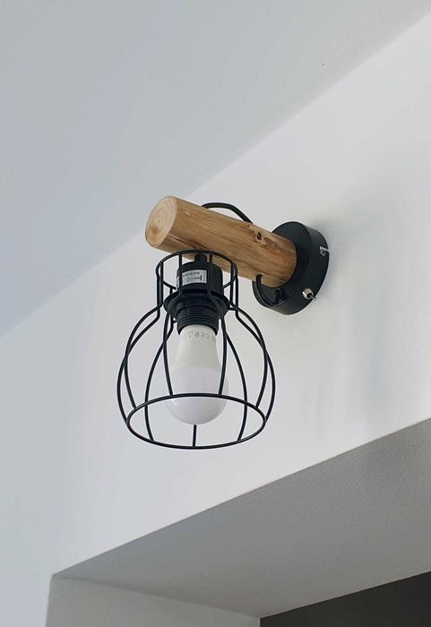 Lustră stil industrial cu suport lemn