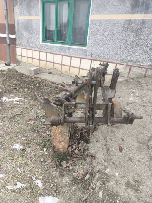 Vând plug cu 3 brăzdare