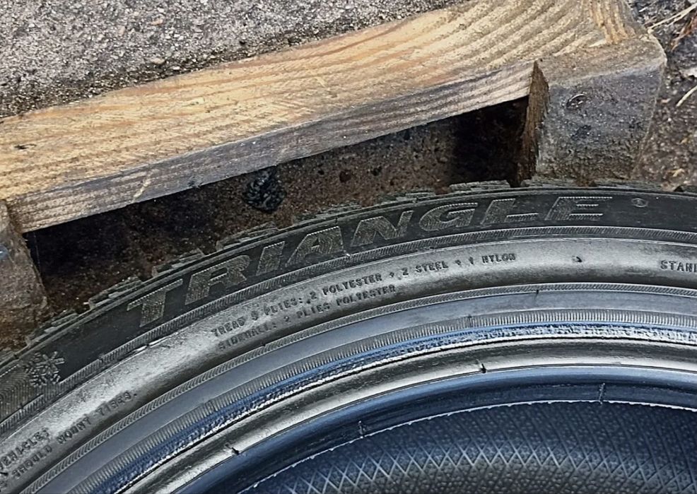 Продам зимние шины Triangle 235/45/18